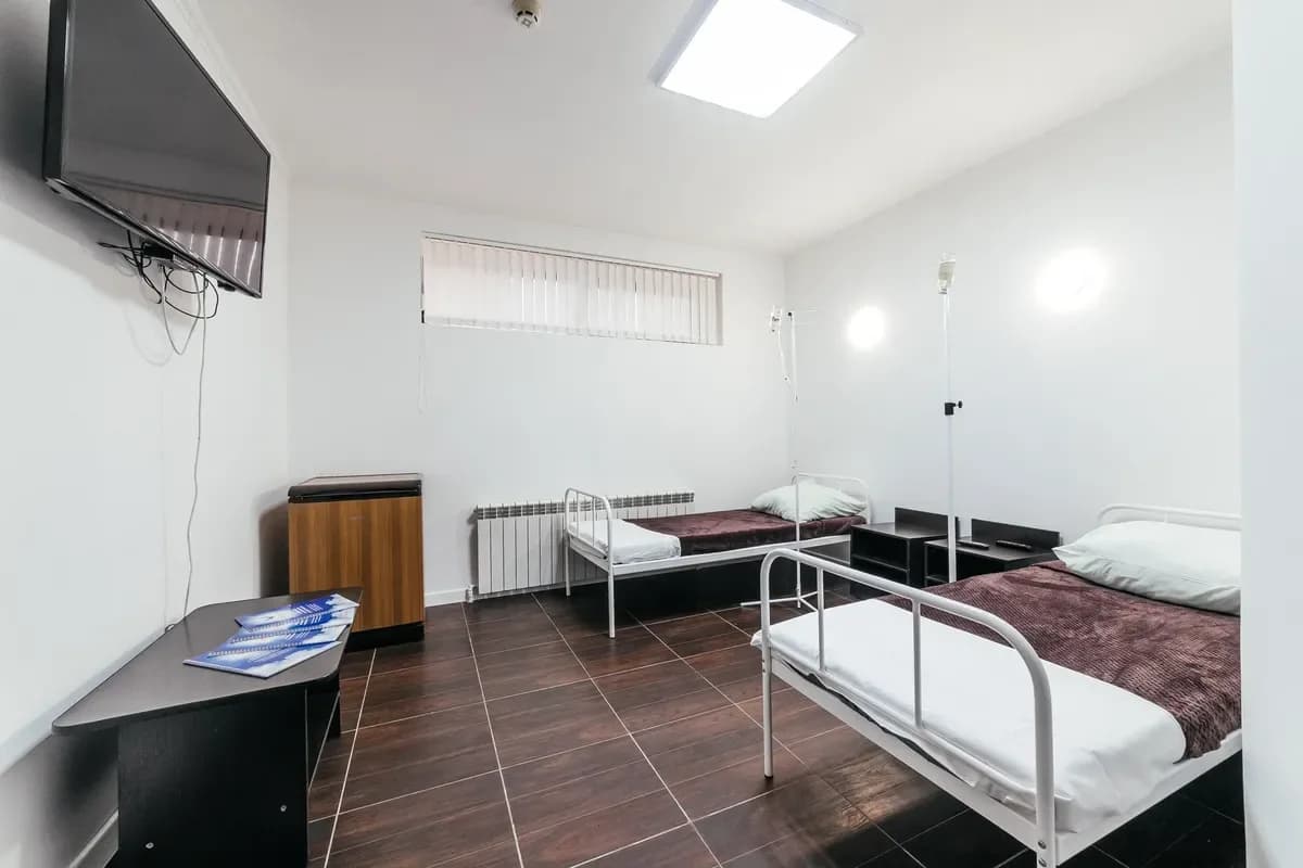 Палата с телевизором и мягкой мебелью